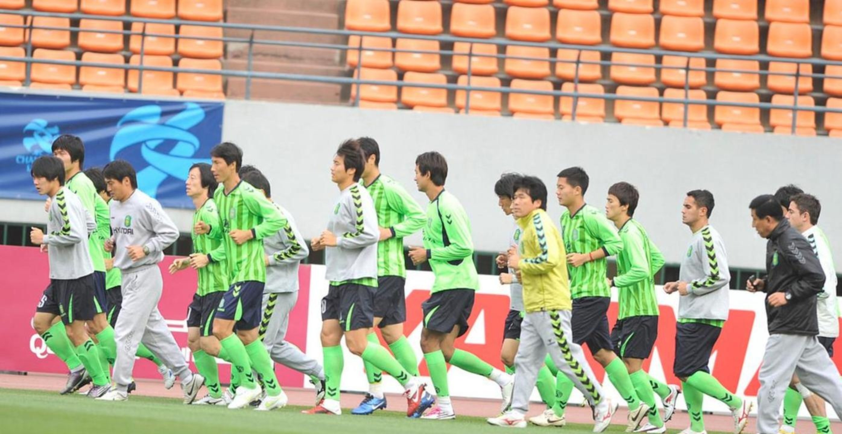 开云APP-包含巴塞罗那发布备战花絮，赛前防线松动，亚冠任务艰巨，高层口径保持一致的词条